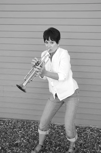 Female Jazz Trumpet Player Blowing Her Horn — Stock Photo, Image