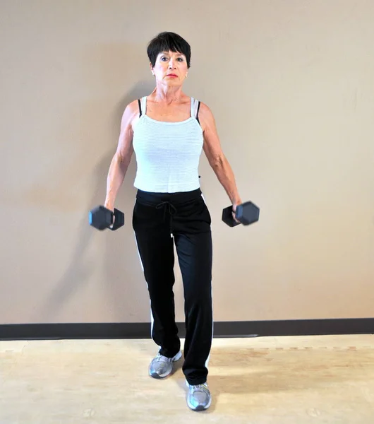 Madura Belleza Femenina Haciendo Ejercicio Con Pequeñas Pesas Mano — Foto de Stock