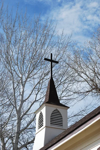 Eglise Clocher Debout Haut Dans Ciel Dans Nature Extérieur — Photo