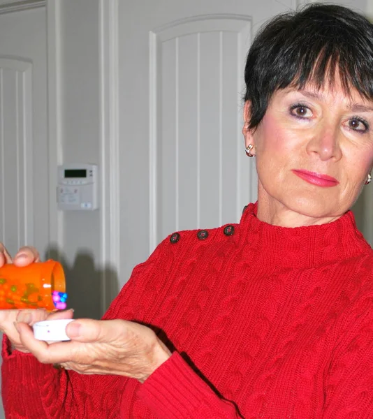 Mature Femme Âgée Prenant Ses Médicaments Maison — Photo