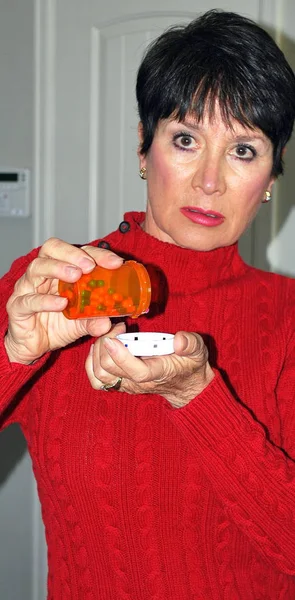 Madura Mujer Mayor Tomando Medicación Casa — Foto de Stock