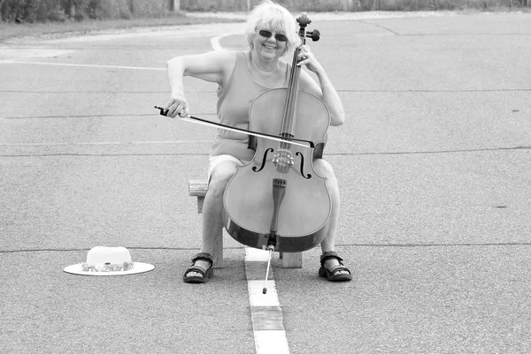 女大提琴手在户外街头表演音乐会 — 图库照片