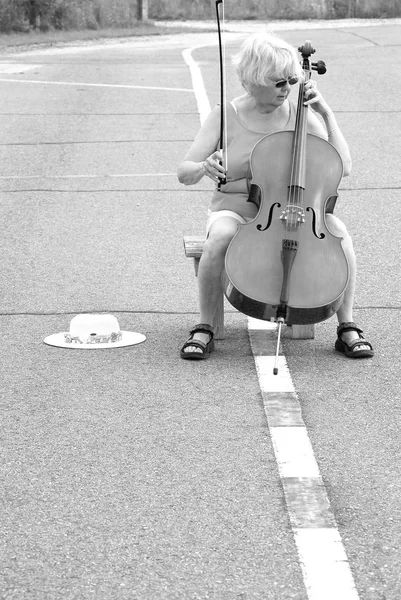 Kobieta Wicellist Występując Koncercie Ulicy Zewnątrz — Zdjęcie stockowe