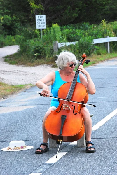 野外で路上で演奏する女性のチェロ奏者 — ストック写真