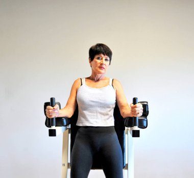 Olgun kadın güzelliği bir sağlık kulübünde çalışıyor..