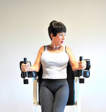 Olgun kadın güzelliği bir sağlık kulübünde çalışıyor..