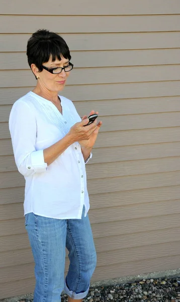 Olgun Kadın Güzellik Onun Smartphone Açık Havada Üzerinde Konuşuyor — Stok fotoğraf