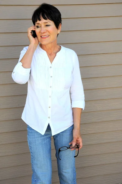 Mature Female Beauty Talking Her Smartphone Outdoors — Stock Photo, Image