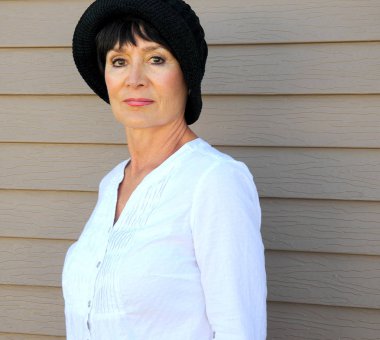 Olgun kadın güzellik mankeni dışavurumları.