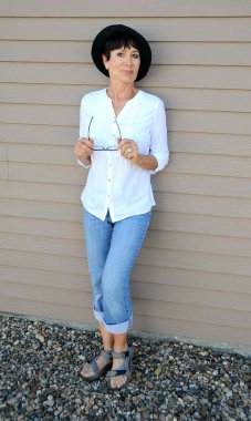 Olgun kadın güzellik mankeni dışavurumları.