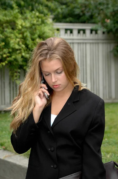 Сексуальна Жіноча Блондинка Красуня Говорить Своєму Мобільному Телефоні Зовні — стокове фото