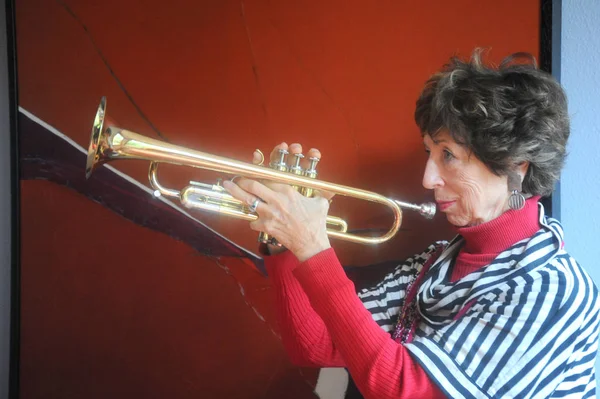 Female Senior Jazz Trumpet Player Blowing Her Horn Indoors — Stock Photo, Image