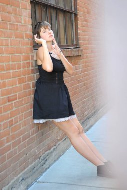 Ayrıca dışarıda kadın güzellik modeli ifadeleri var..