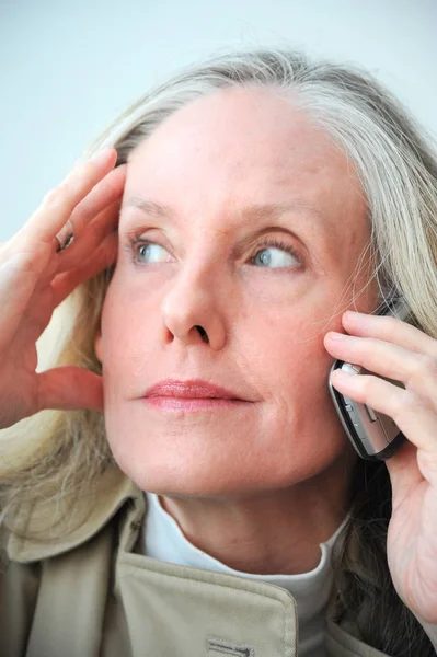 Volwassen Vrouw Blond Schoonheid Praten Haar Mobiele Telefoon Thuis — Stockfoto