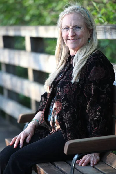 Mature Female Blond Beauty Expressions Sitting Park Bench Outdoors — Stock Photo, Image