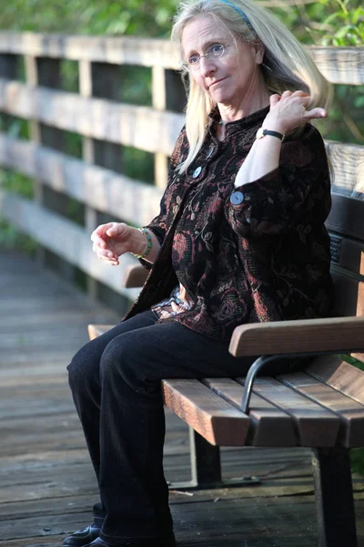 Mature Femmes Blondes Expressions Beauté Assis Sur Banc Parc Extérieur — Photo