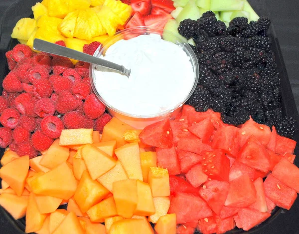 Ciotola Frutta Con Meloni Assortiti More Fragole Pronte Essere Servite — Foto Stock