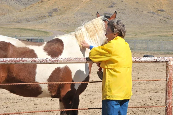 Female Rancher Bonding Her Horse Outdoors — Stock Photo, Image