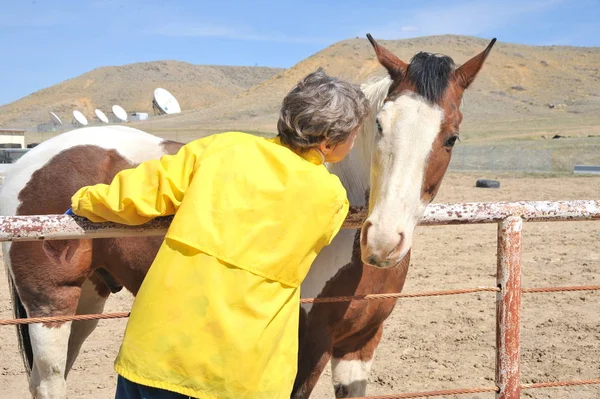 Kvinnliga Ranchägare Bindning Med Hennes Häst Utomhus — Stockfoto