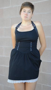 Artı kadın güzelliğinin ifadeleri açık havada bir arka sokakta boyutu.