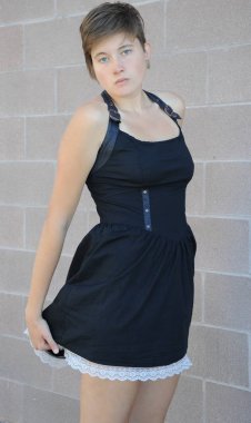 Artı kadın güzelliğinin ifadeleri açık havada bir arka sokakta boyutu.