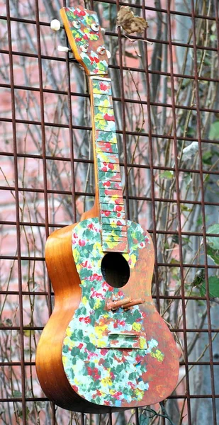 Guitare Acoustique Bois Abstrait Coloré Sur Une Clôture Extérieur — Photo
