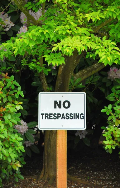 Trespassing Sign Displayed Nature Outdoors — Stock Photo, Image