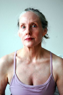 Olgun kadın sarışın güzel ifadeler bir seksi gece elbisesi içinde.