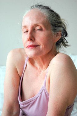 Olgun kadın sarışın güzel ifadeler bir seksi gece elbisesi içinde.