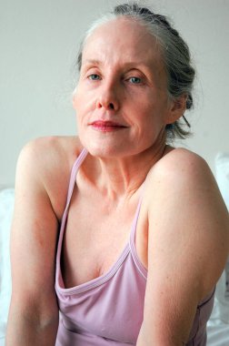 Olgun kadın sarışın güzel ifadeler bir seksi gece elbisesi içinde.