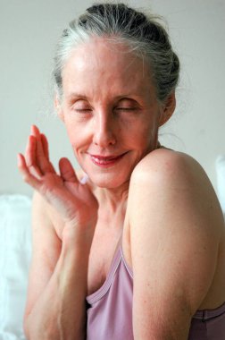 Olgun kadın sarışın güzel ifadeler bir seksi gece elbisesi içinde.