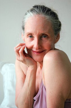 Olgun kadın sarışın güzel ifadeler bir seksi gece elbisesi içinde.