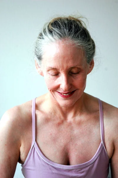 Olgun kadın sarışın güzel ifadeler bir seksi gece elbisesi içinde.