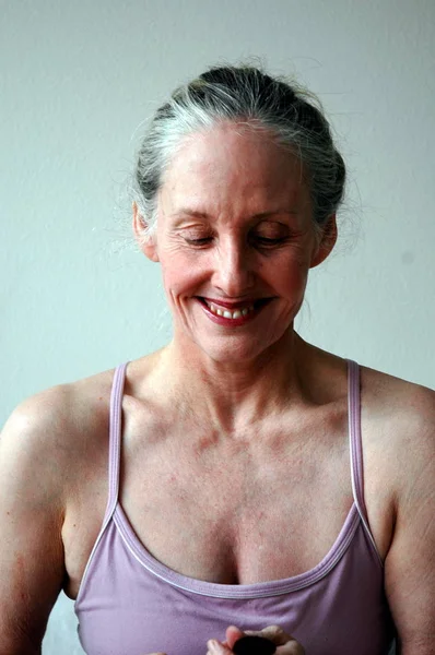 Olgun kadın sarışın güzel ifadeler bir seksi gece elbisesi içinde.