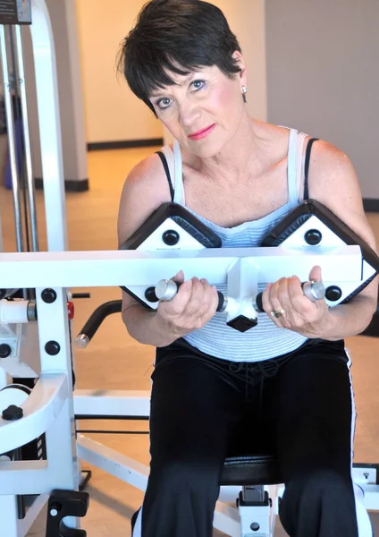 Reife Weibliche Schönheit Trainiert Einem Fitnessstudio — Stockfoto