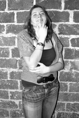 Artı boyutu kadın güzelliğinin ifadeler stüdyo bodrum katında.