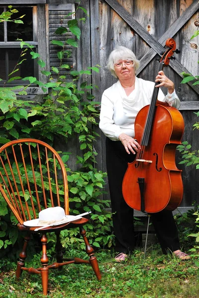 Volwassen Vrouwelijke Senior Haar Cello Buiten Spelen — Stockfoto