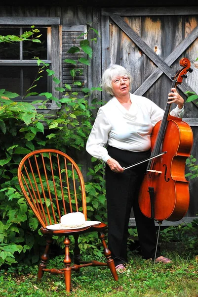 Zralé Ženské Senior Hraje Její Violoncello Mimo — Stock fotografie