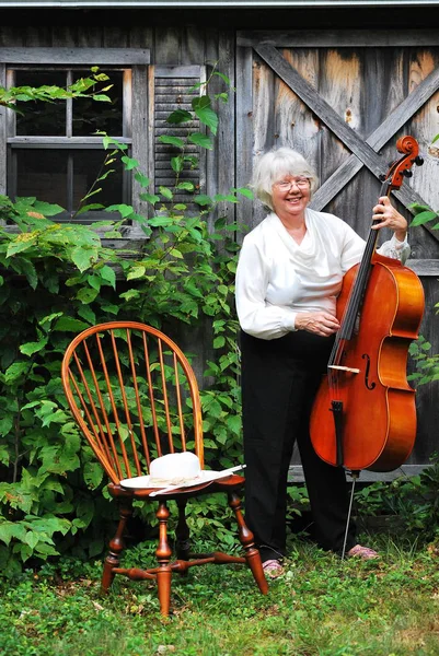 Mogen Kvinna Senior Spelar Hennes Cello Utanför — Stockfoto