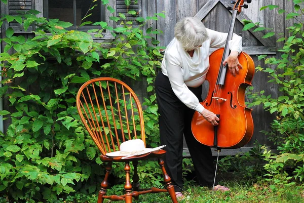 Mogen Kvinna Senior Spelar Hennes Cello Utanför — Stockfoto