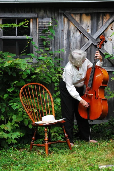 Maturo Femmina Anziana Giocare Suo Violoncello Fuori — Foto Stock