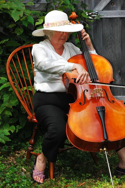 Mature Femme Senior Jouer Son Violoncelle Extérieur — Photo