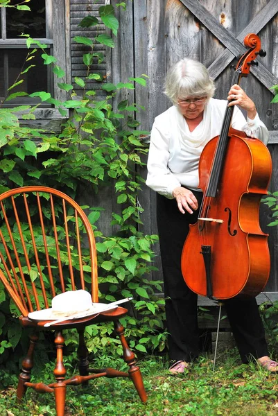 Maturo Femmina Anziana Giocare Suo Violoncello Fuori — Foto Stock