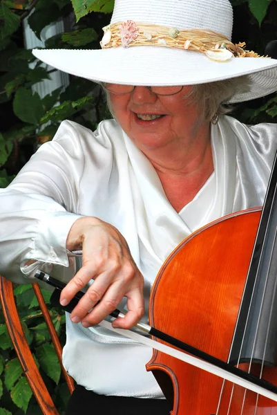 Maturo Femmina Anziana Giocare Suo Violoncello Fuori — Foto Stock