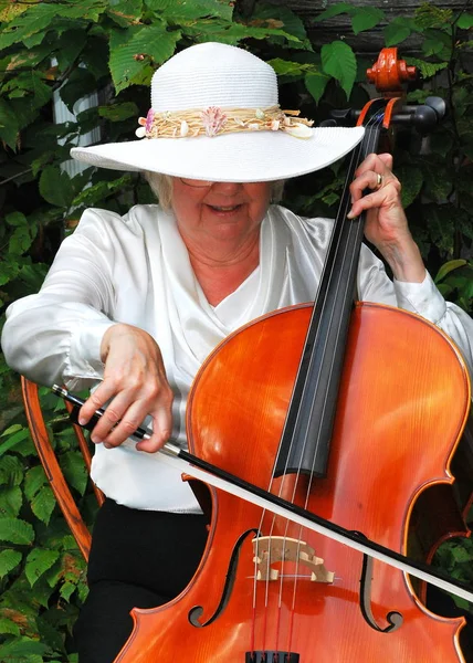 Ältere Seniorin Spielt Draußen Ihr Cello — Stockfoto