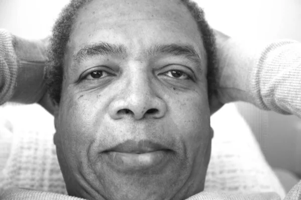 Africano Americano Hombre Senior Expresiones Solo Interiores —  Fotos de Stock