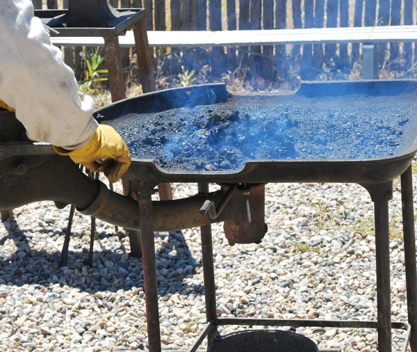 Herrero Ardiendo Trabajando Una Herradura Afuera — Foto de Stock