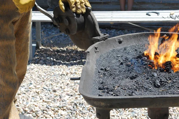 Herrero Ardiendo Trabajando Una Herradura Afuera — Foto de Stock