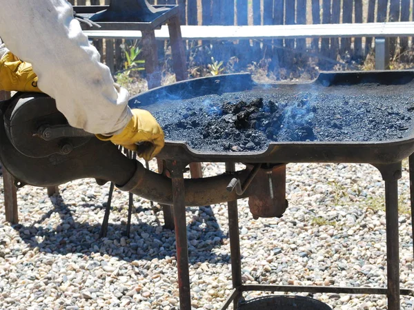 Blacksmith Hoří Pracuje Venku Podkovy — Stock fotografie