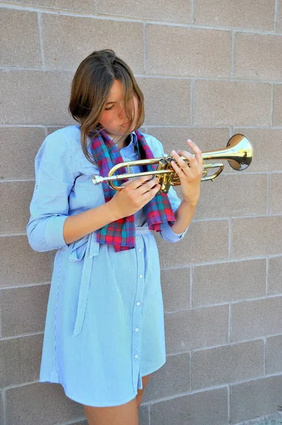 Vrouwelijke Jazzmuzikant Met Haar Trompet Buiten — Stockfoto